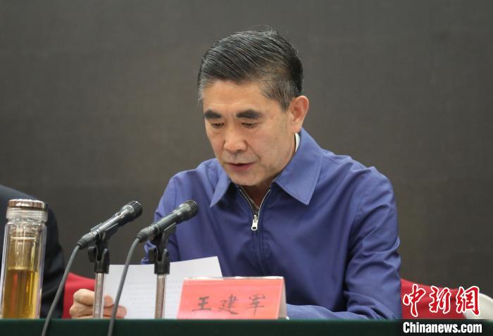 圖為青海省委書記王建軍出席會議并作講話?！?zhí)砀?攝