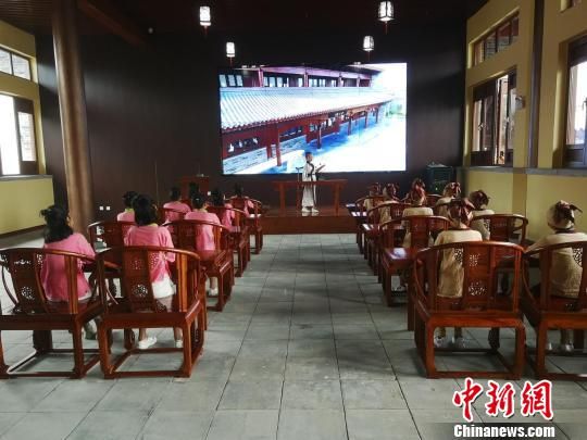 學(xué)生們在大原書院誦讀國學(xué)經(jīng)典。　王鵬 攝