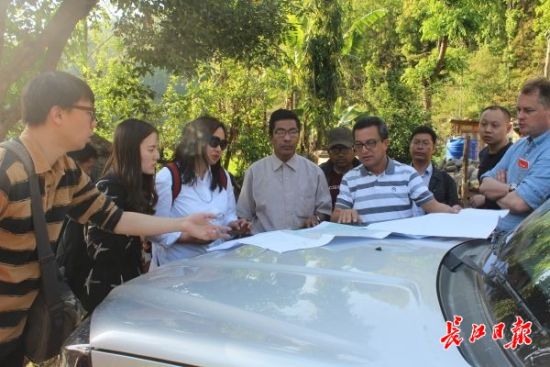 在尼泊爾，武漢市土地利用和城市空間規(guī)劃研究中心設(shè)計(jì)團(tuán)隊(duì)現(xiàn)場(chǎng)踏勘。(武漢市土地利用和城市空間規(guī)劃研究中心 供圖)