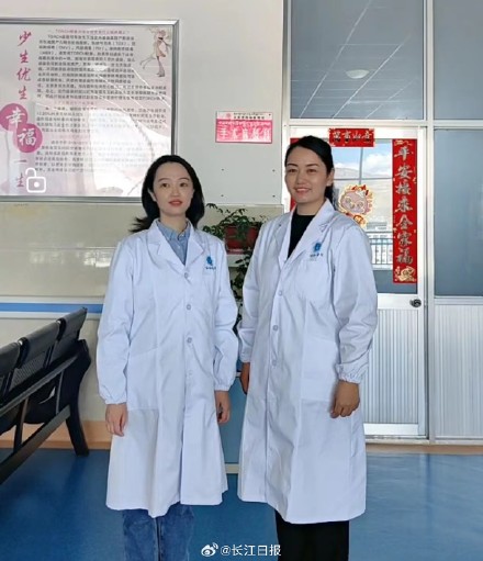 “有醫(yī)生嗎？有人暈倒了！”武漢協(xié)和醫(yī)院援藏醫(yī)療隊員聽到呼救就沖了上去