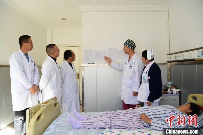 圖為何蔚副主任醫(yī)師(站右二)及團隊術后對患者的肌肉訓練、蛋白飲食等制定了每半日的康復計劃?！∝暩聛硭?攝