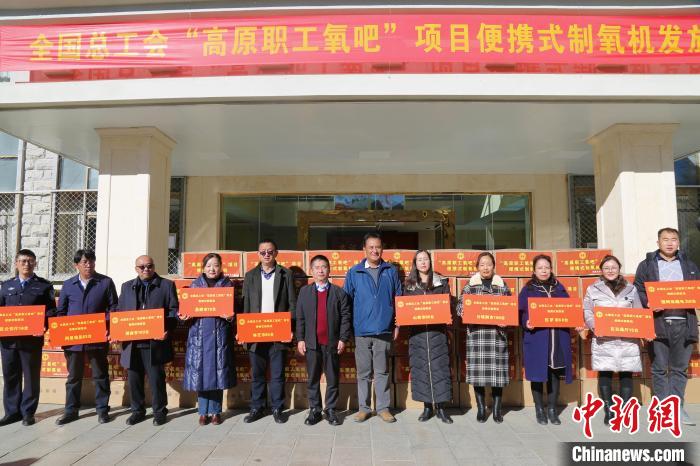 圖為發(fā)放儀式現(xiàn)場?！⊥趵?攝