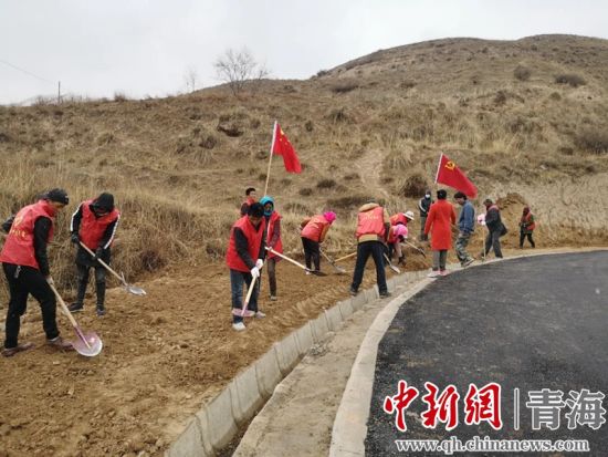 圖為尖扎干部職工生態(tài)建設和環(huán)境保護現(xiàn)場。尖宣 供圖