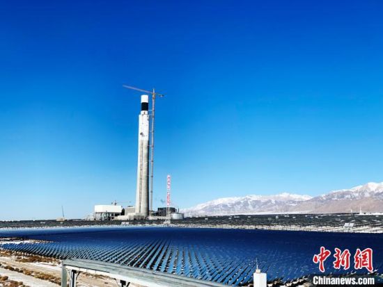 圖為地處柴達(dá)木盆地的光伏電站。　孫?！z