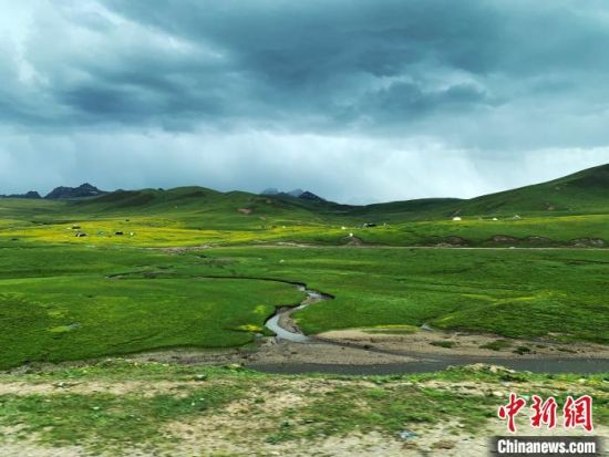 自2005年啟動(dòng)三江源生態(tài)保護(hù)和建設(shè)工程以來，果洛州共治理黑土灘315.11萬畝，使果洛州生態(tài)環(huán)境15年來得到明顯好轉(zhuǎn)?！O睿 攝