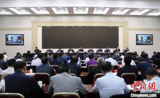  圖為青海省生態(tài)環(huán)境保護(hù)警示教育大會現(xiàn)場?！?zhí)砀！z 　　