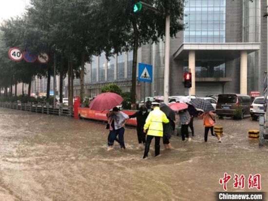 8月28日，青海省東部出現(xiàn)強降水天氣過程，其中西寧地區(qū)出現(xiàn)入汛以來雨量最大、強度最大的強降水過程。西寧交警供圖