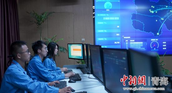 圖為國(guó)網(wǎng)青海電力大數(shù)據(jù)中心工作人員正在監(jiān)控綠電相關(guān)數(shù)據(jù)。王國(guó)棟攝