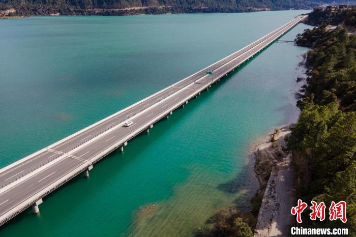 資料圖為西藏拉薩至林芝高等級公路多布湖風(fēng)光?！〗w波 攝