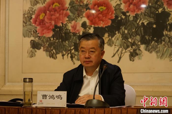 圖為全國(guó)人大常委會(huì)委員、全國(guó)人大華僑委員會(huì)副主任委員、致公黨中央副主席曹鴻鳴講話?！∨擞隄?攝