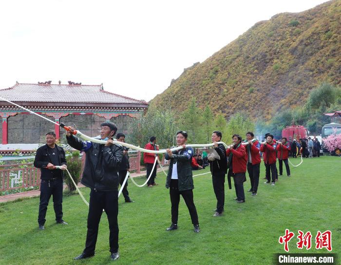 圖為護(hù)林員體驗(yàn)架設(shè)水泵?！〔际猩窒乐ш?duì) 供圖