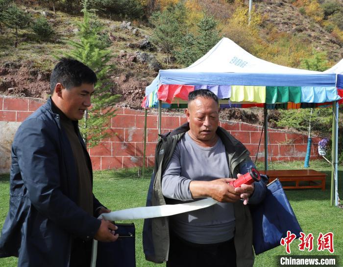 圖為護(hù)林員操作體驗(yàn)滅火裝備?！〔际猩窒乐ш?duì) 供圖