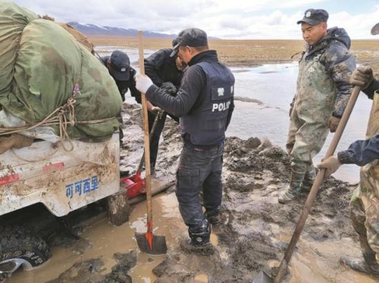 巡山途中車輛陷入泥坑。