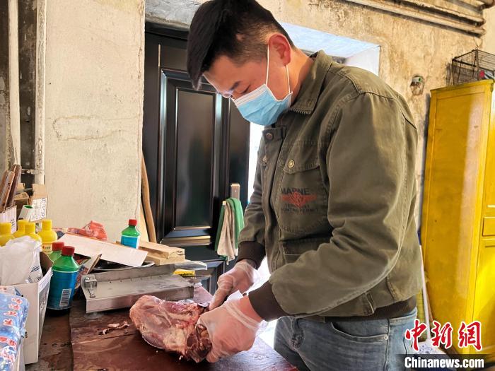 圖為雪豹“奶爸”史壽軍正在準(zhǔn)備投喂雪豹的食材。　馬銘言 攝