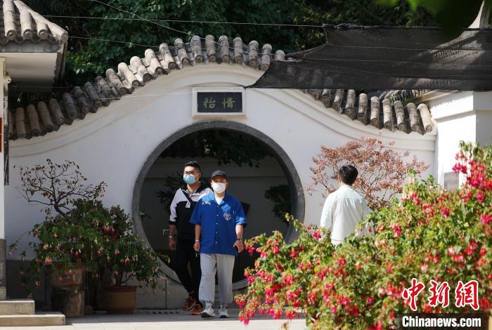 圖為市民在西寧園林植物園內觀花賞景。　馬銘言 攝