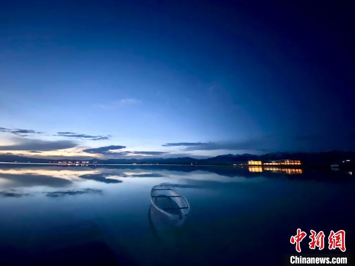 圖為茶卡天空壹號(hào)景區(qū)?！±罱瓕?攝