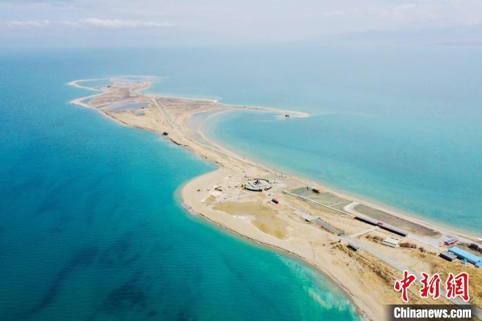 圖為青海湖?！±罱瓕?攝