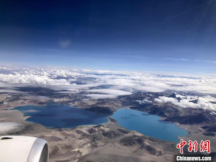 西藏阿里到拉薩航班途經(jīng)的高原湖泊。　<a target='_blank' href='/'><p  align=