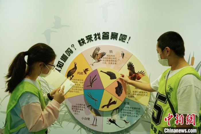 圖為小朋友在青海西寧湟水國(guó)家濕地公園科普館內(nèi)參觀學(xué)習(xí)?！●R銘言 攝