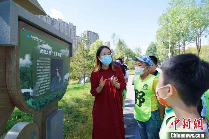 圖為小朋友在青海西寧湟水國(guó)家濕地公園內(nèi)學(xué)習(xí)濕地知識(shí)。　馬銘言 攝