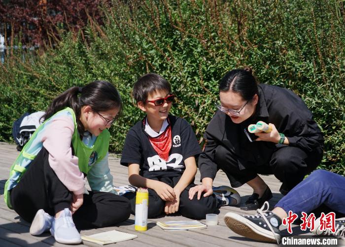 圖為小朋友在青海西寧湟水國(guó)家濕地公園內(nèi)認(rèn)識(shí)植物并進(jìn)行繪畫(huà)?！●R銘言 攝