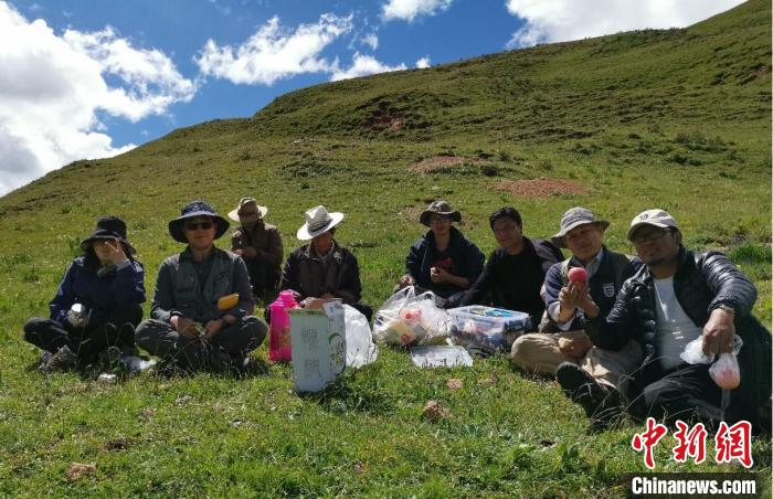 科研團(tuán)隊(duì)在熱魯盆地工作合影?！≈锌圃呵嗖馗咴?供圖
