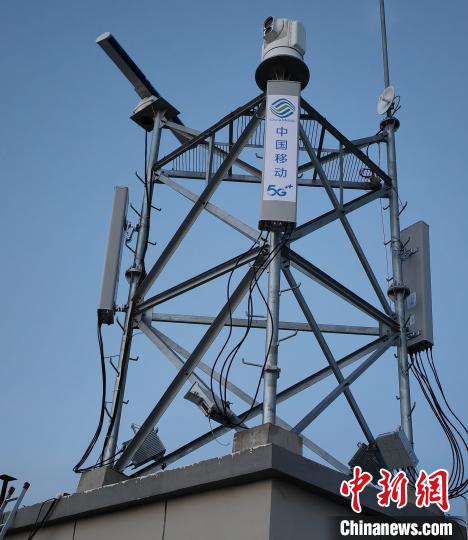 資料圖為建在龍羊峽湖區(qū)內(nèi)的5G基站。　青海移動海南分公司供圖