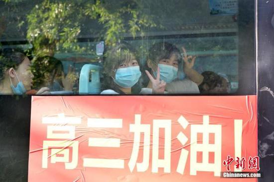 資料圖：2020年7月，廣西南寧沛鴻民族中學(xué)內(nèi)，高三學(xué)生乘坐高考專(zhuān)車(chē)前往考點(diǎn)。 中新社記者 俞靖 攝