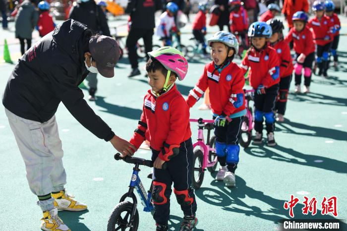 圖為拉薩市實驗幼兒園孩子們在教練的指導(dǎo)下練習(xí)滑步車?！『闻罾?攝