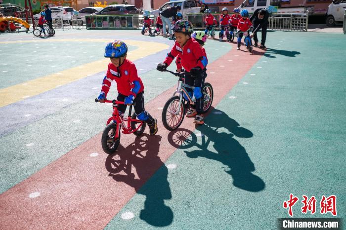 圖為拉薩市實驗幼兒園孩子們正在練習(xí)滑步車?！『闻罾?攝