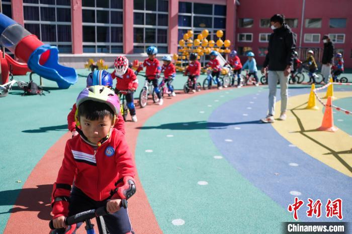 圖為拉薩市實驗幼兒園孩子們在教練的指導(dǎo)下練習(xí)滑步車。　何蓬磊 攝