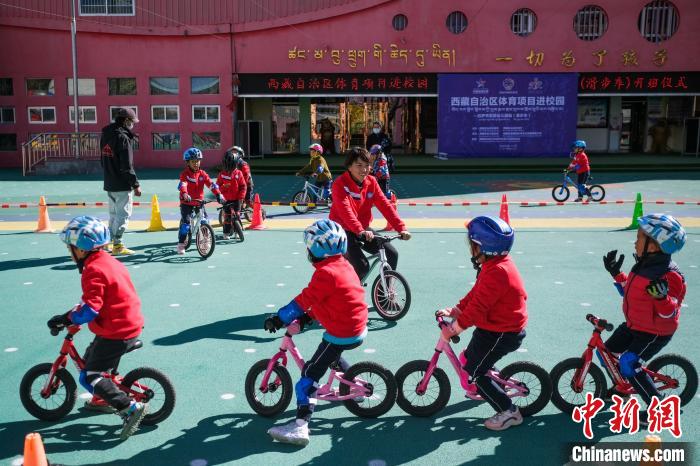 圖為拉薩市實驗幼兒園孩子們正在練習(xí)滑步車?！『闻罾?攝