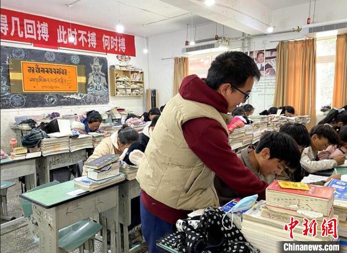 學(xué)生在免費(fèi)輔導(dǎo)班上課。　尼瑪初 攝