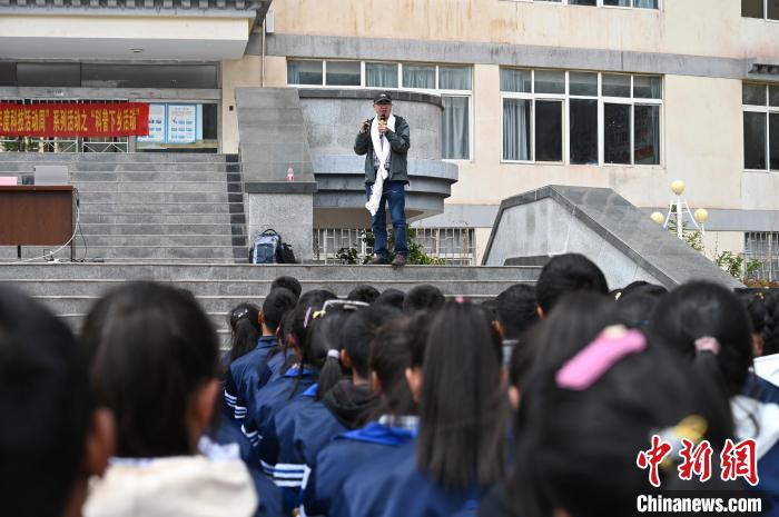 圖為西藏大學(xué)教授寧長春為中學(xué)生授課?！≮w朗 攝