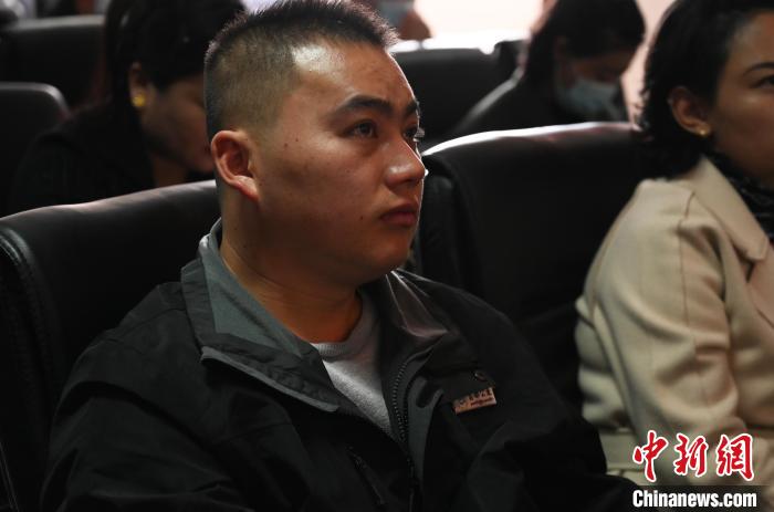圖為企業(yè)工作人員參加講座?！≮w朗 攝