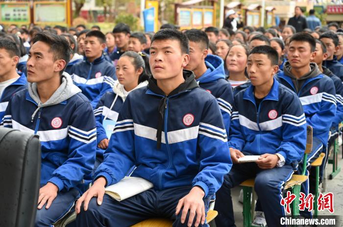 圖為昌都市第五高級中學(xué)學(xué)生參加授課?！≮w朗 攝