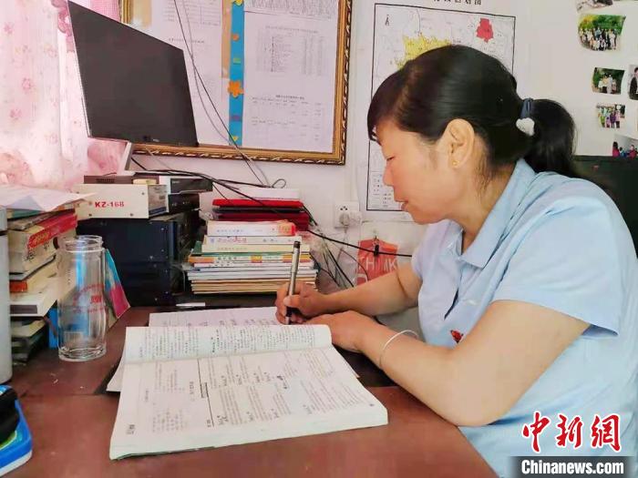 甘肅環(huán)縣“全能老師”堅(jiān)守“麻雀學(xué)?！保簩W(xué)生在，我就在