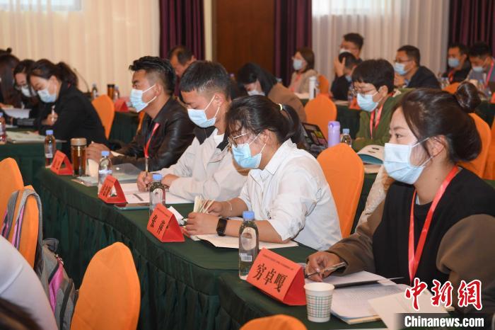 圖為第十五期全國(guó)預(yù)防青少年違法犯罪工作理論與務(wù)實(shí)高級(jí)研修班學(xué)員正在上課。　貢嘎來(lái)松 攝