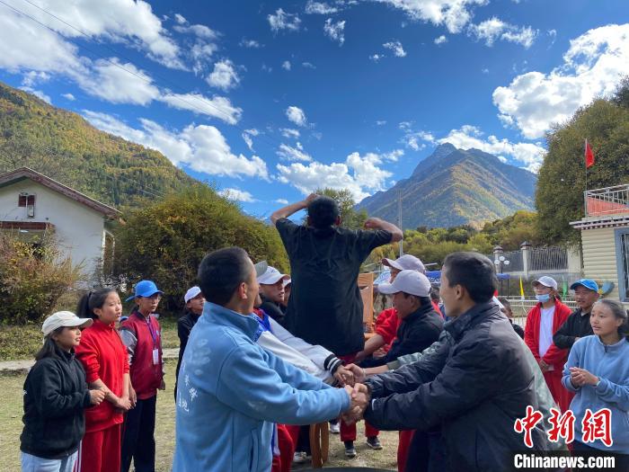 圖為學(xué)生們?cè)谖鞑匕退纱肭嗌倌昊顒?dòng)營(yíng)地開展趣味活動(dòng)。　西藏青少年實(shí)踐教育基地供圖