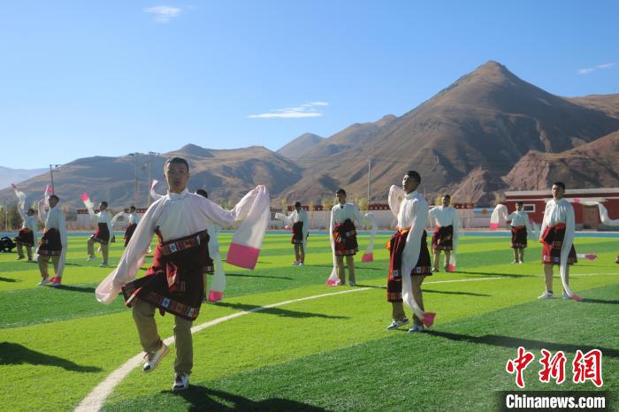 圖為青海師范大學(xué)附屬玉樹實(shí)驗(yàn)學(xué)校學(xué)生在綠茵場(chǎng)跳起囊謙古舞—卓根瑪?！〕逃?攝