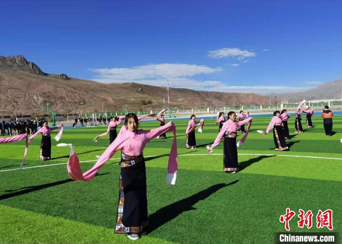 圖為青海師范大學(xué)附屬玉樹實驗學(xué)校學(xué)生在綠茵場跳起囊謙古舞—卓根瑪?！“讋?攝