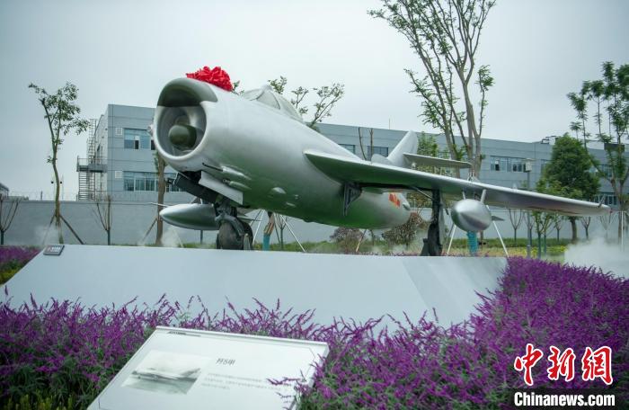 園林式戰(zhàn)斗機(jī)博物館內(nèi)展示的“殲5甲”飛機(jī)?！⒅铱?攝