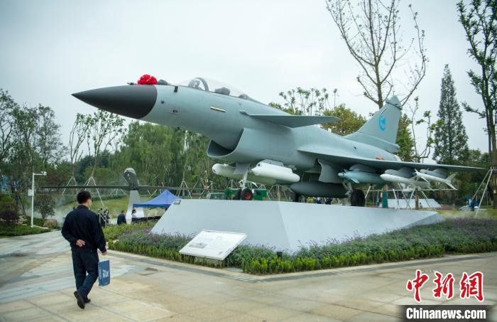 園林式戰(zhàn)斗機(jī)博物館內(nèi)展示的“殲10C”飛機(jī)?！⒅铱?攝