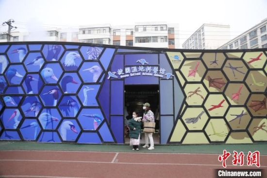 圖為西寧市第一中學濕地科普宣教館?！±罱瓕?攝