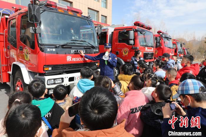 圖為消防員向小朋友們講解消防車?！铨埥?攝
