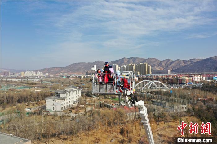 圖為小朋友在消防員的陪同下，體驗(yàn)78米登高平臺(tái)消防車?！铨埥?攝
