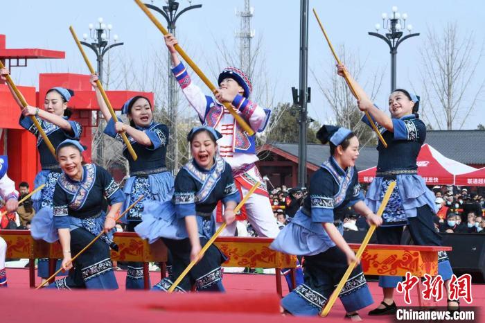 圖為廣西壯族打扁擔(dān)展演?！×赫赵?攝
