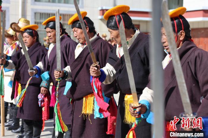 圖為藝人們手持藏刀表演加麻百·甲江?！愔闈扇?攝
