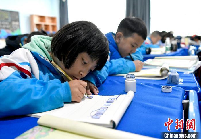 3月14日，西藏拉薩市第一小學一年級六班的學生們在藏語文課上書寫藏文?！±盍?攝