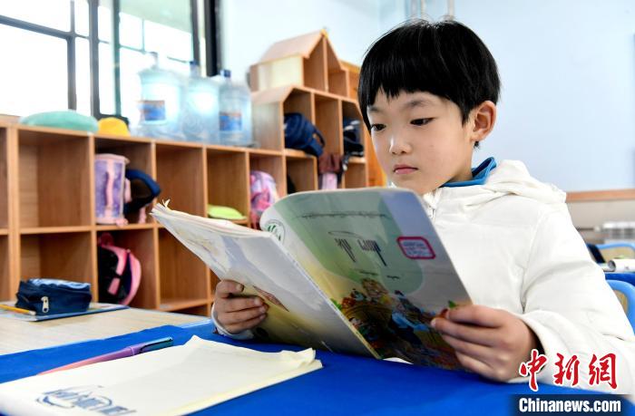 3月14日，西藏拉薩市第一小學一年級六班學生丁增樂吉在閱讀藏語課本?！±盍?攝
